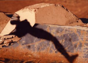 Fotocollage, gemaakt door Alef Aks, met schaduw van een figuur met één been