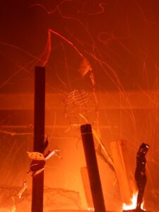 Foto, gemaakt door Alef Aks, van drie kunstobjecten temidden van een vuurgloed